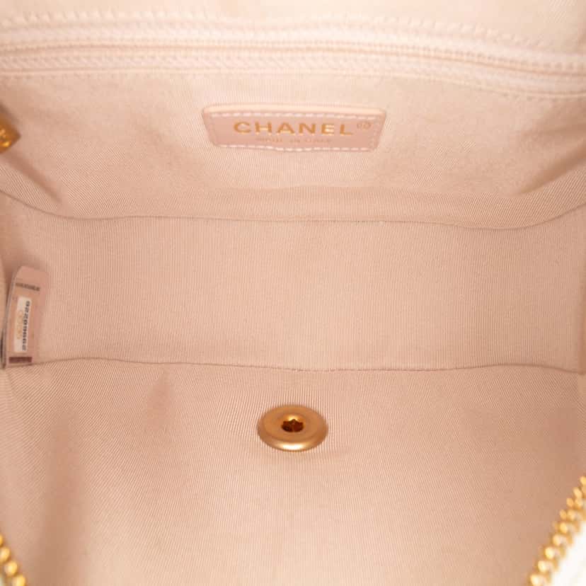 Chanel CC Quilted Caviar Turnlock Full Flap White Leather Very good condition - Model View