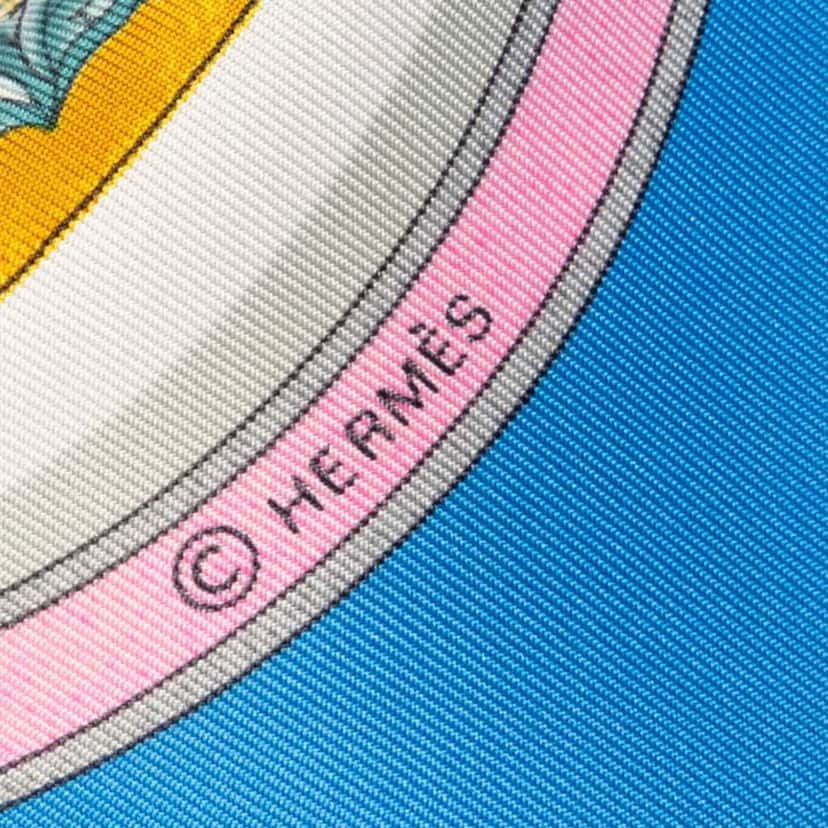 Hermès Qu Importe Le Flacon Silk Scarf 90 White Very good condition - Model View