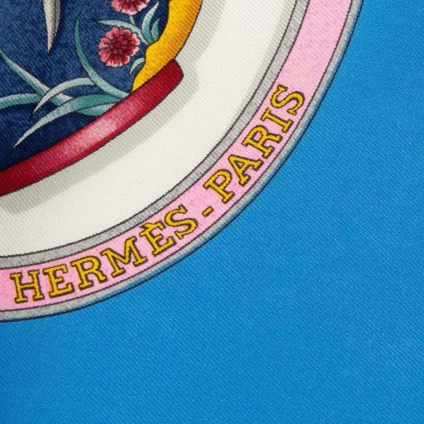Hermès Qu Importe Le Flacon Silk Scarf 90 White Very good condition - Box View