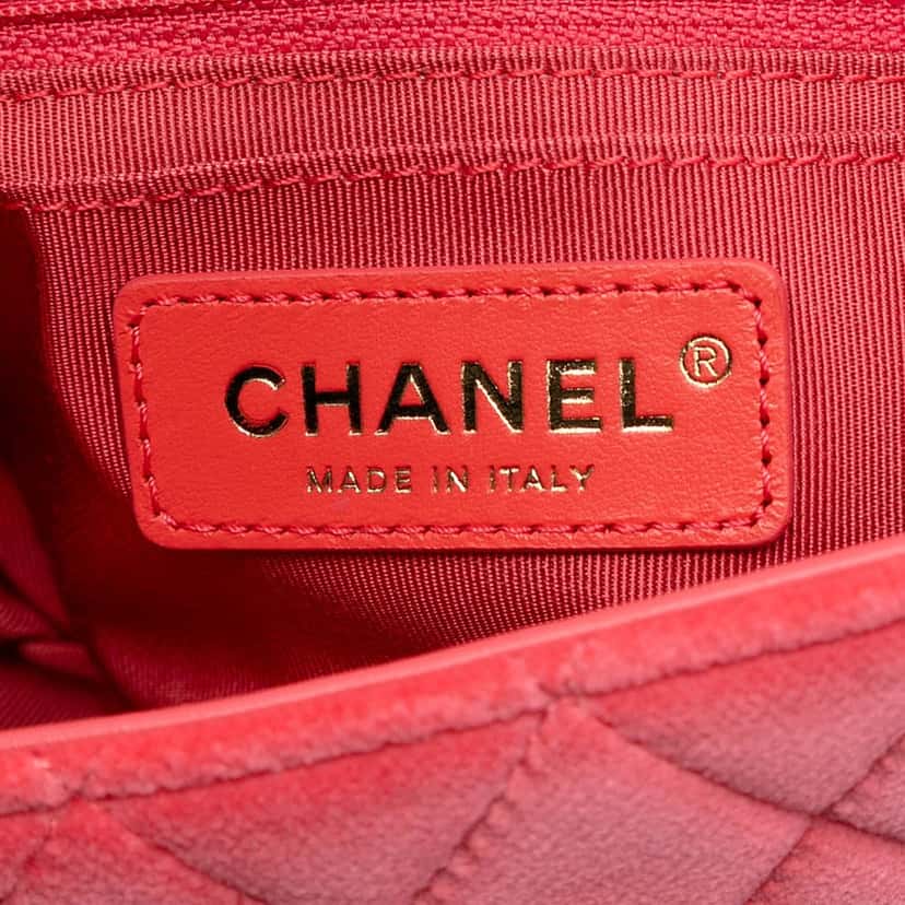 Chanel Mini Square Classic Velvet Pearl Crush Single Flap Pink Never worn, with tag - Model View