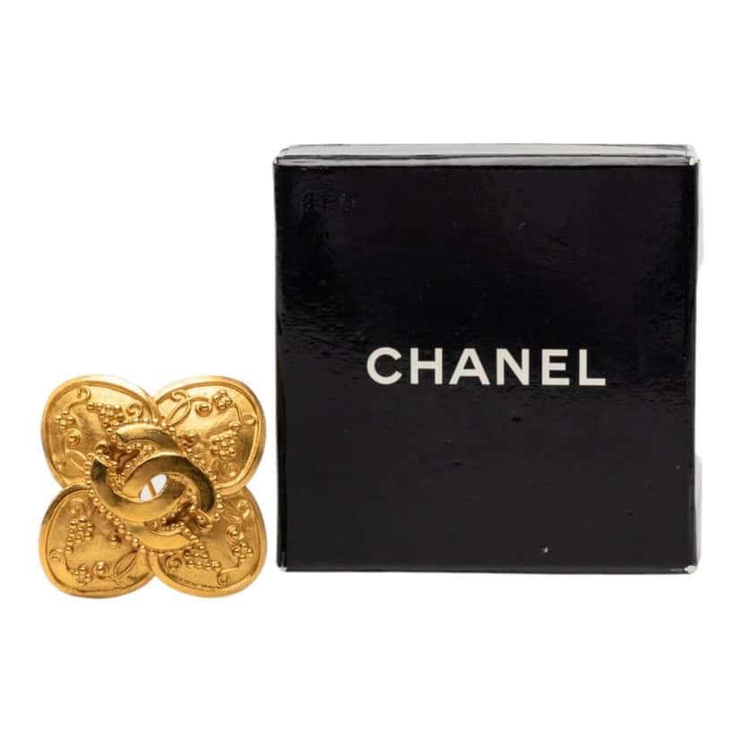 Chanel CC Gold Plated Grapevine Clover Brooch Gold Metal Very good condition - Model View