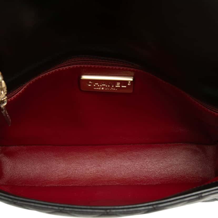 Chanel Medium Quilted Lambskin Westminster Pearl Flap Black Leather Very good condition - Model View