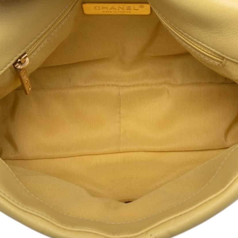 Chanel Medium Lambskin 19 Flap Yellow Leather Very good condition - Model View