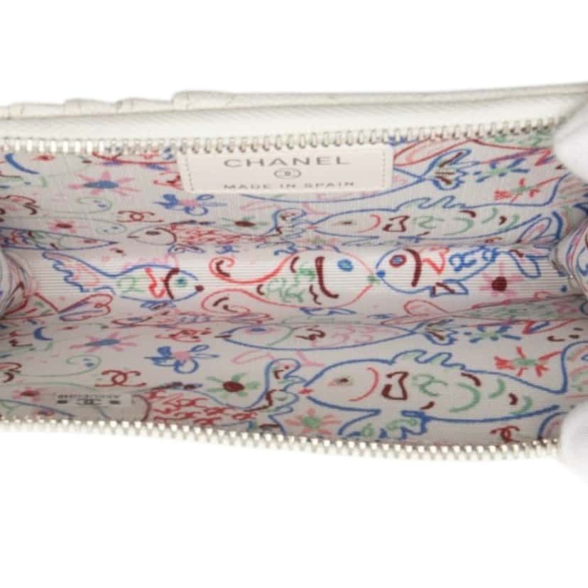 Chanel CC Quilted Caviar Zip Around Coin and Card Holder White Leather Very good condition - Model View