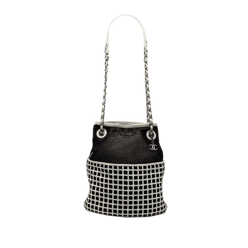 Chanel CC Mesh and Calfskin Bucket Bag Black Very good condition - Front View