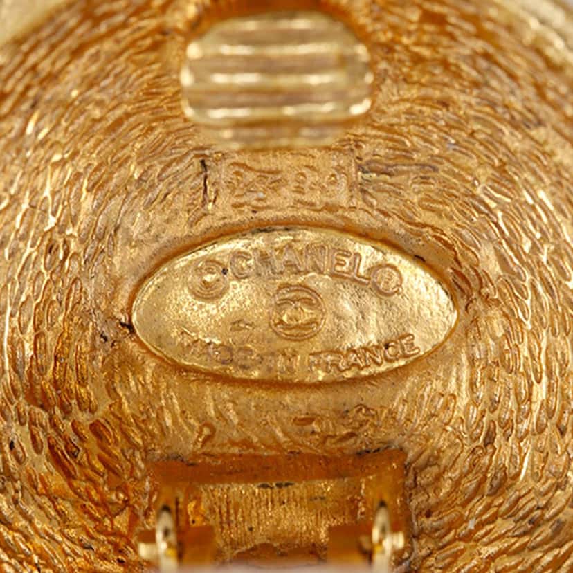 Chanel CC Gold Plated Quilted Round Clip On Earrings Gold Metal Very good condition - Model View