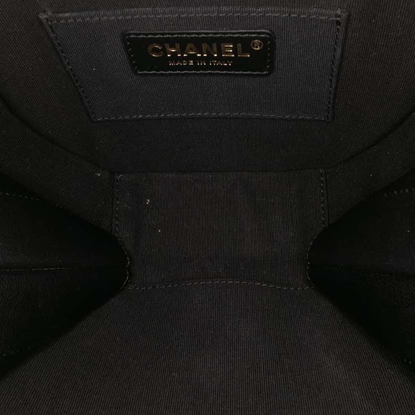 Chanel Quilted Lambskin Oval Logo Chain Top Handle Round Clutch on Chain Black Leather Very good condition - Model View