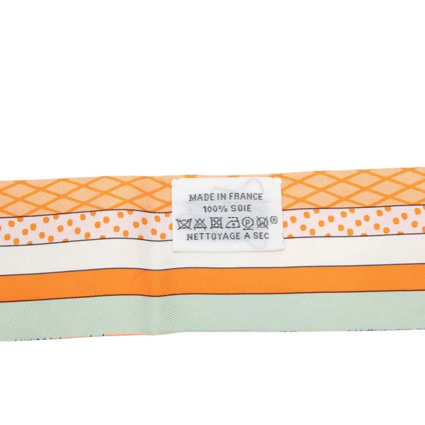 Hermès Grand Theatre Nouveau Silk Twilly Scarf Orange Very good condition - Model View