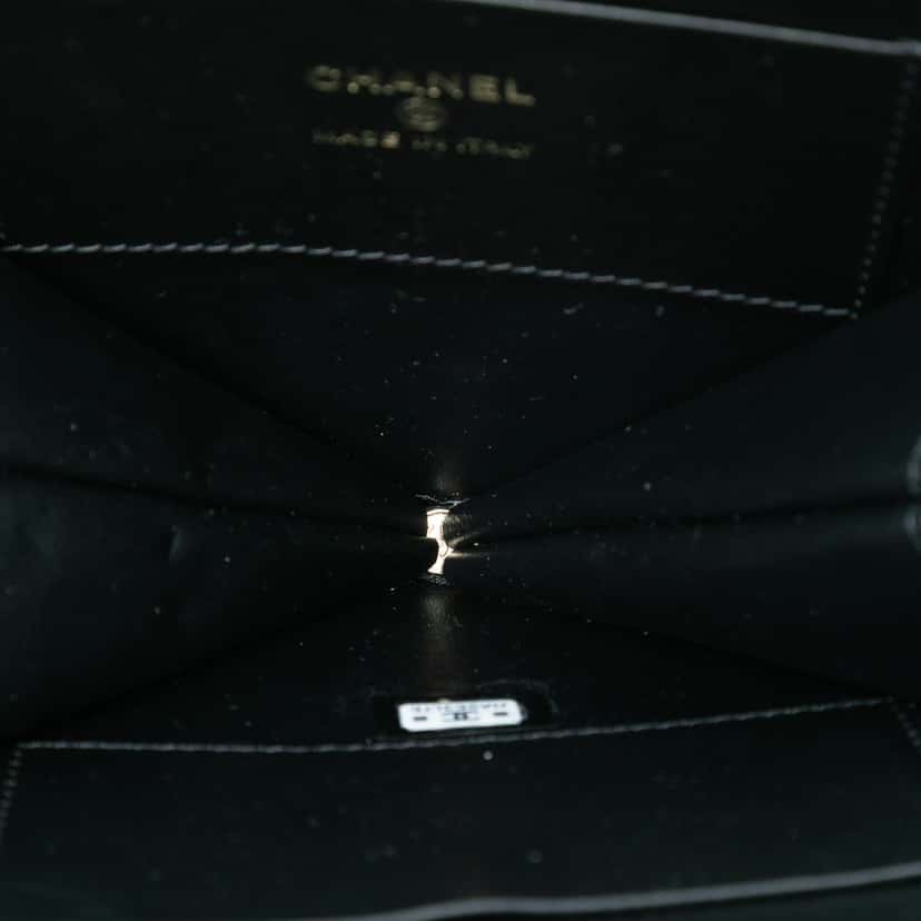 Chanel Quilted Patent Duo Heart Clutch with Chain Black Leather Very good condition - Model View