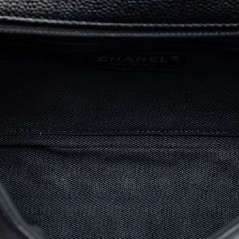 Chanel Medium Caviar CC Timeless Flap Black Leather Very good condition - Model View