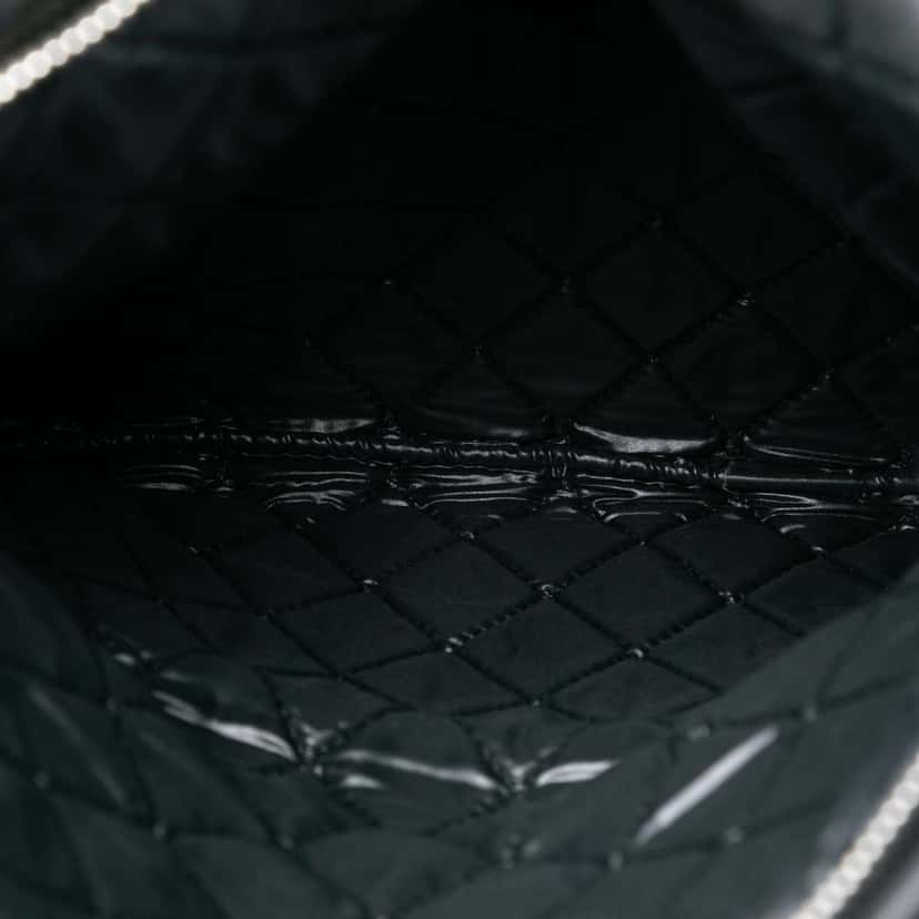 Chanel Quilted Lambskin CC Beauty Foldover Clutch Black Leather Good condition - Model View