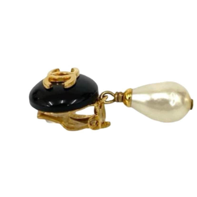 Chanel CC Gold Plated Resin and Faux Pearl Drop Clip On Earrings Gold Metal Very good condition - Model View