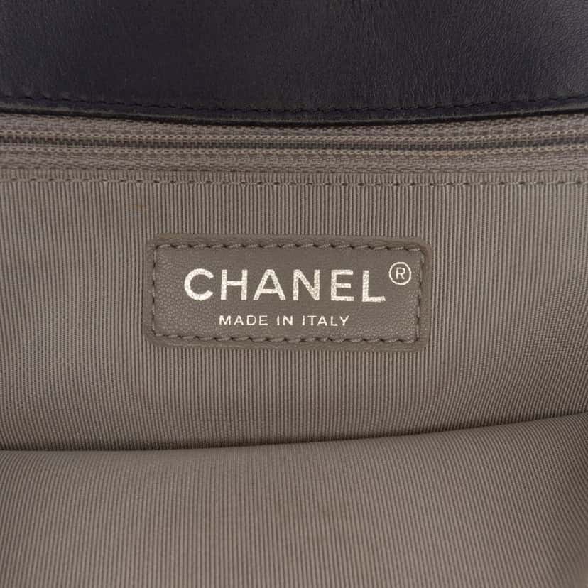 Chanel Medium Chevron Lambskin Boy Flap Black Leather Very good condition - Box View
