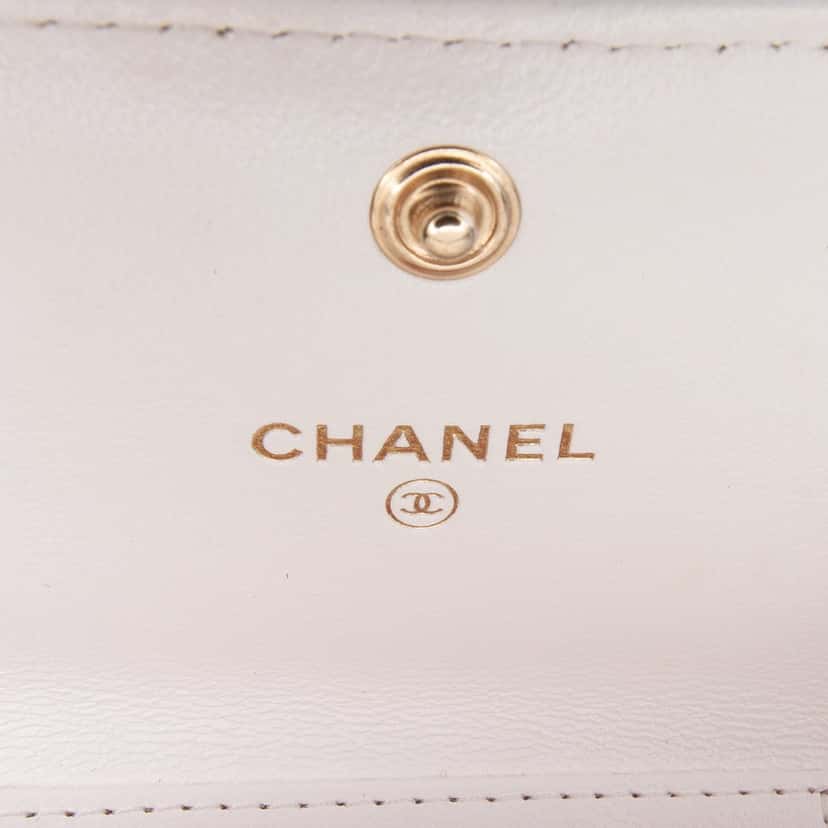 Chanel Quilted Lambskin Chanel 19 Card Holder On Chain White Leather Very good condition - Box View