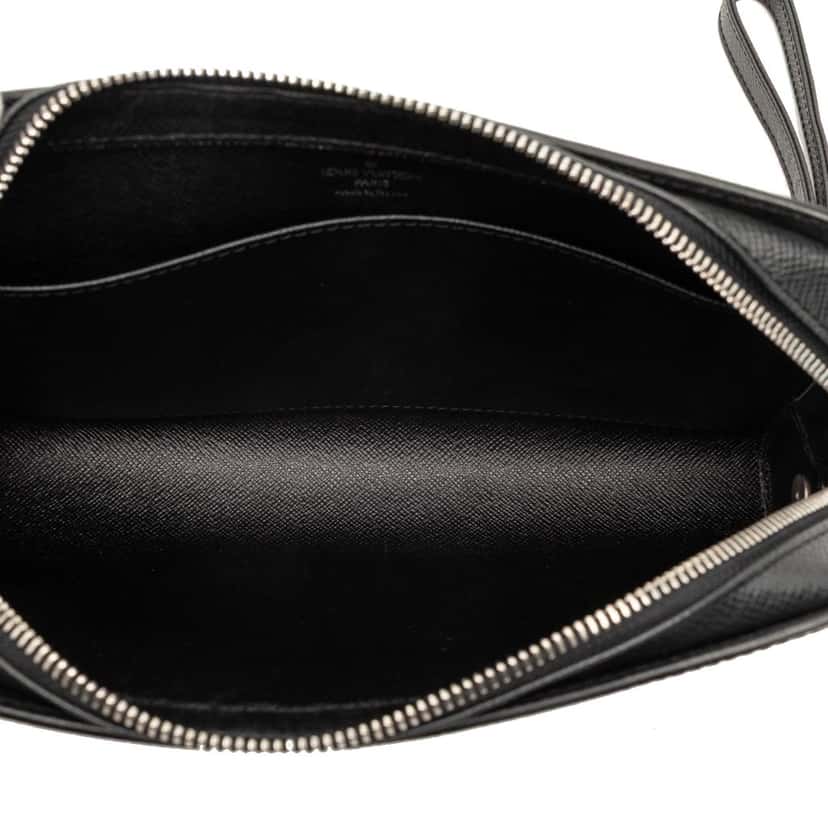 Louis Vuitton Taiga Pochette Baikal Black Leather Very good condition - Model View
