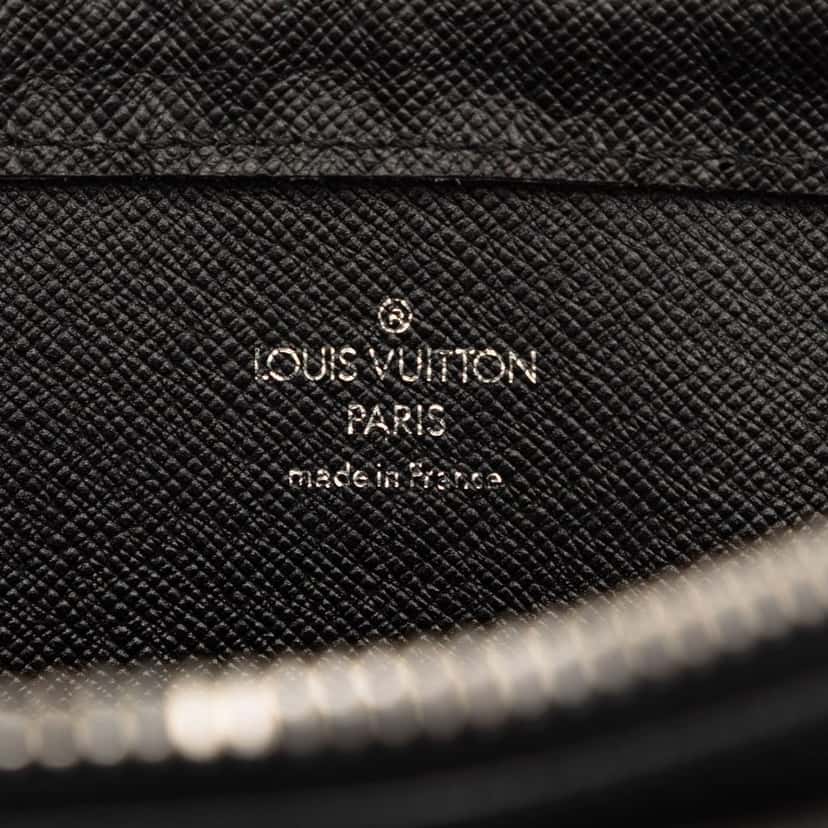 Louis Vuitton Taiga Pochette Baikal Black Leather Very good condition - Box View