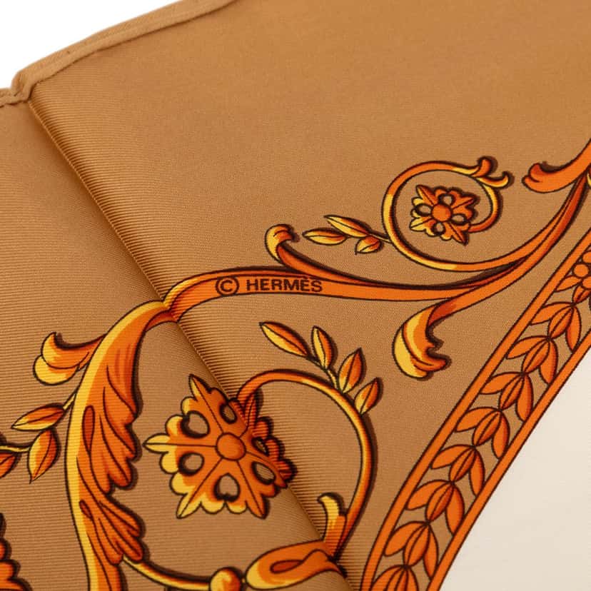 Hermès La Promenade De Longchamps Silk Scarf 90 Beige Very good condition - Box View