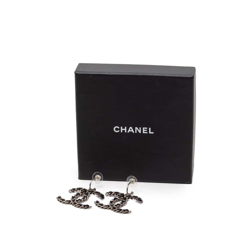 Chanel CC Gold Plated Woven Chain Drop Hoop Push Back Earrings Gold Metal Very good condition - Model View