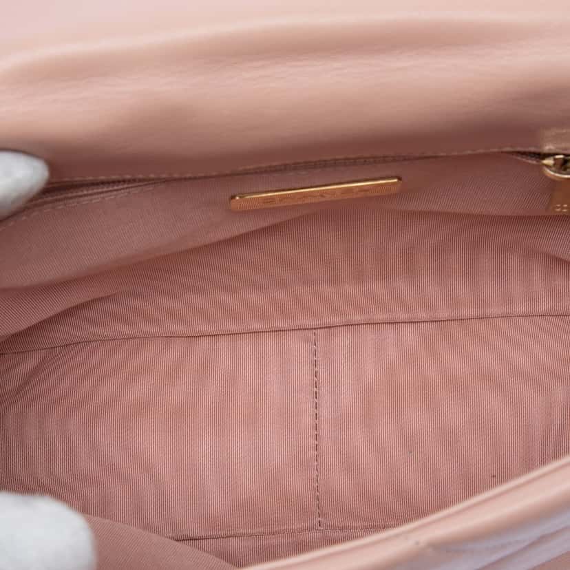 Chanel Medium Lambskin 19 Flap Pink Leather Very good condition - Model View