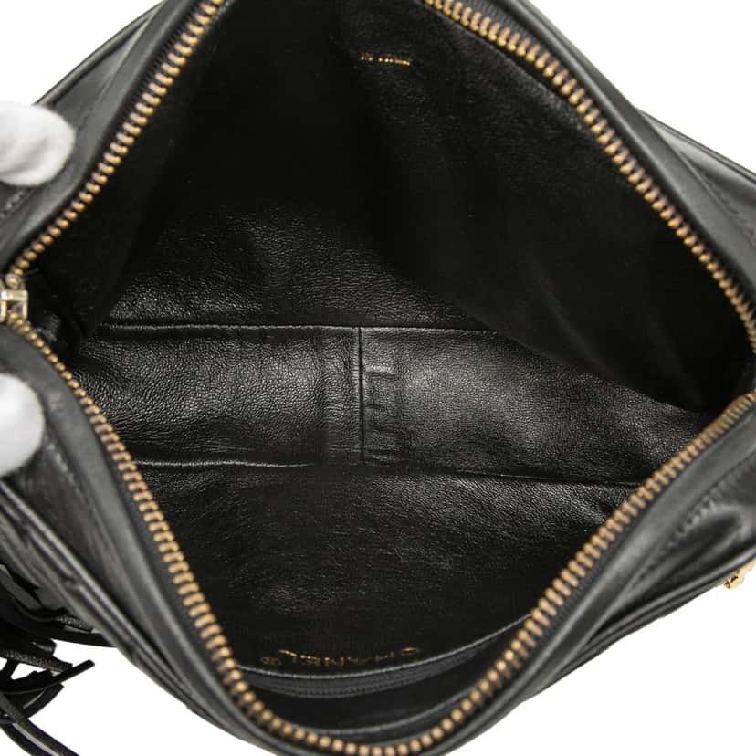 Chanel CC Quilted Lambskin Tassel Camera Bag Black Leather Very good condition - Model View