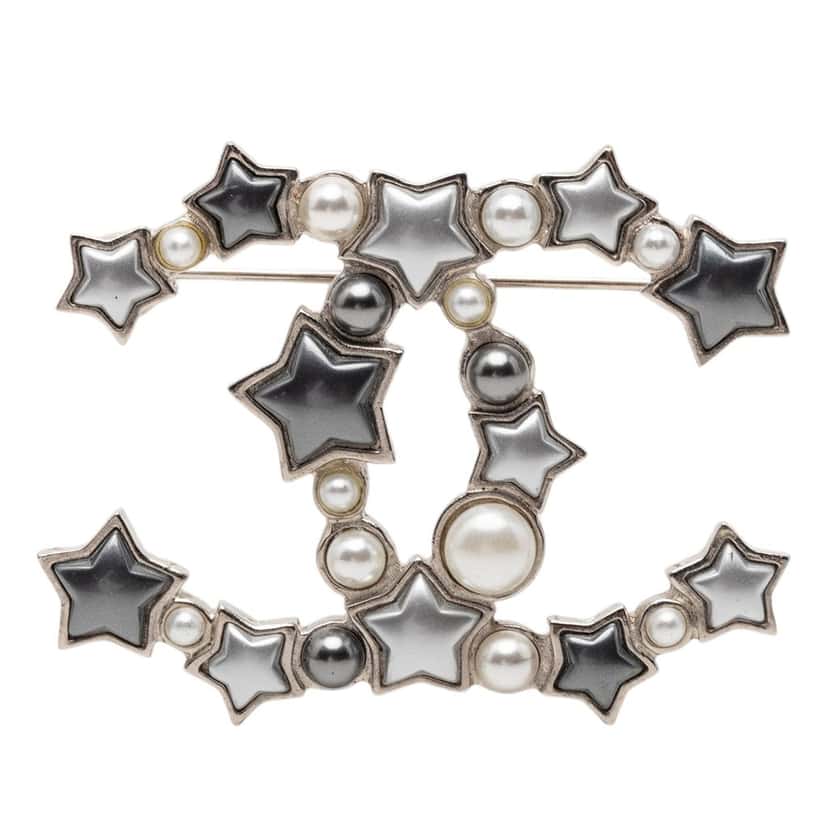 Chanel CC Silver Plated Resin and Faux Pearl Star Brooch Silver Metal Very good condition - Front View
