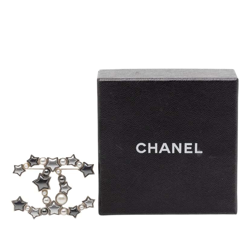 Chanel CC Silver Plated Resin and Faux Pearl Star Brooch Silver Metal Very good condition - Model View