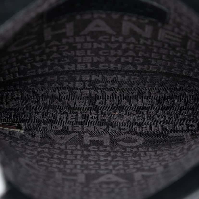 Chanel CC Choco Bar Lambskin Chain Fringe Crossbody Black Leather Very good condition - Model View