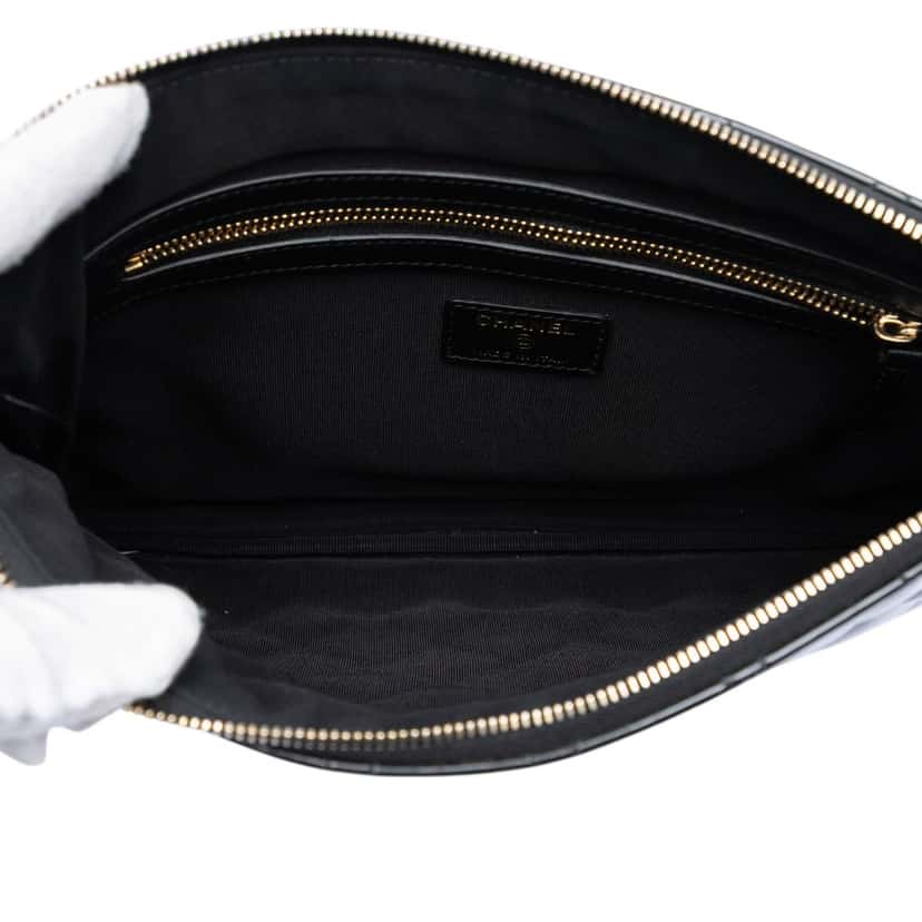 Chanel Medium Quilted Patent O Case Clutch Black Leather Very good condition - Model View