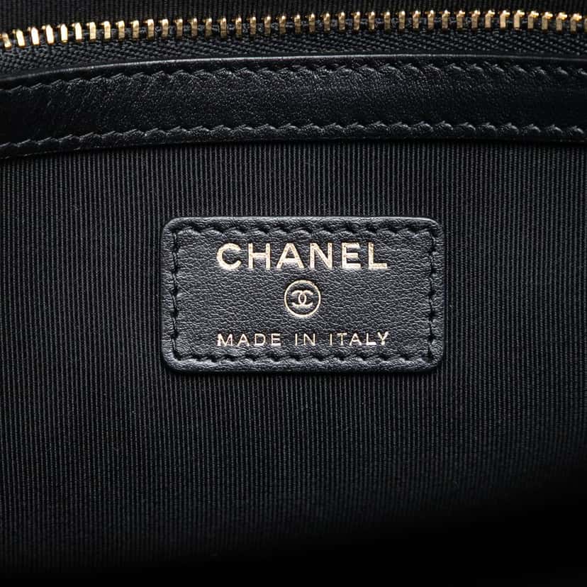Chanel Medium Quilted Patent O Case Clutch Black Leather Very good condition - Box View
