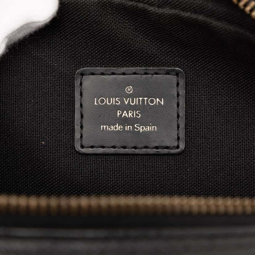 Louis Vuitton Taiga Pochette Kaluga Black Leather Very good condition - Box View