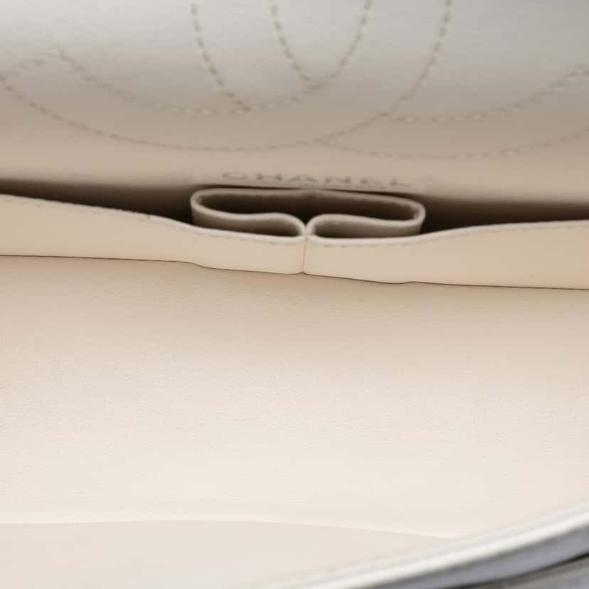 Chanel Quilted Aged Lambskin Leather 2.55 Reissue 225 Double Flap Bag White Leather Very good condition - Model View