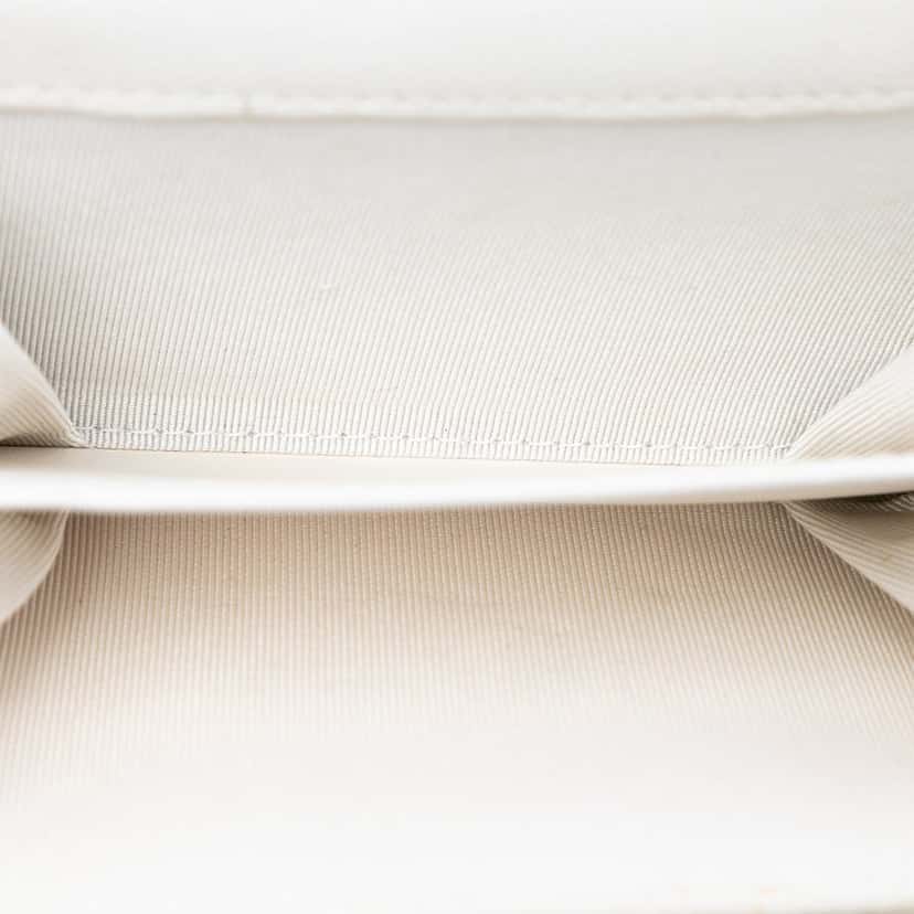 Chanel CC Quilted Caviar Flap Card Holder with Chain White Leather Very good condition - Model View