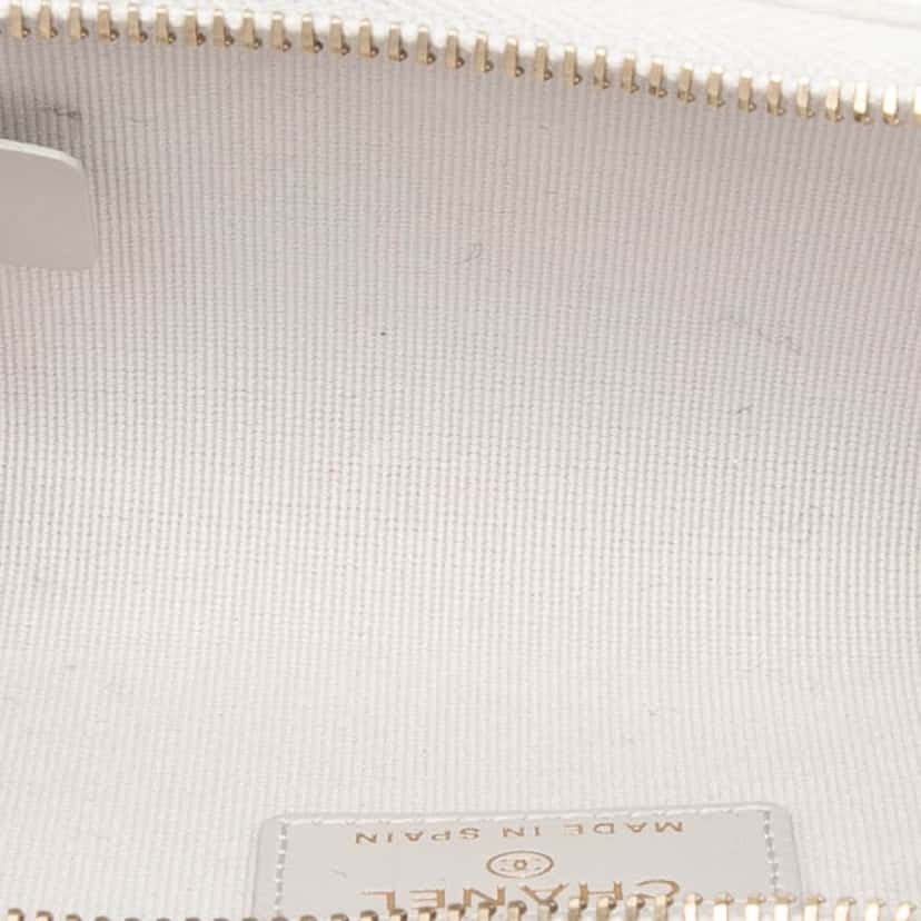 Chanel CC Quilted Caviar Zip Around Card Holder White Leather Very good condition - Model View