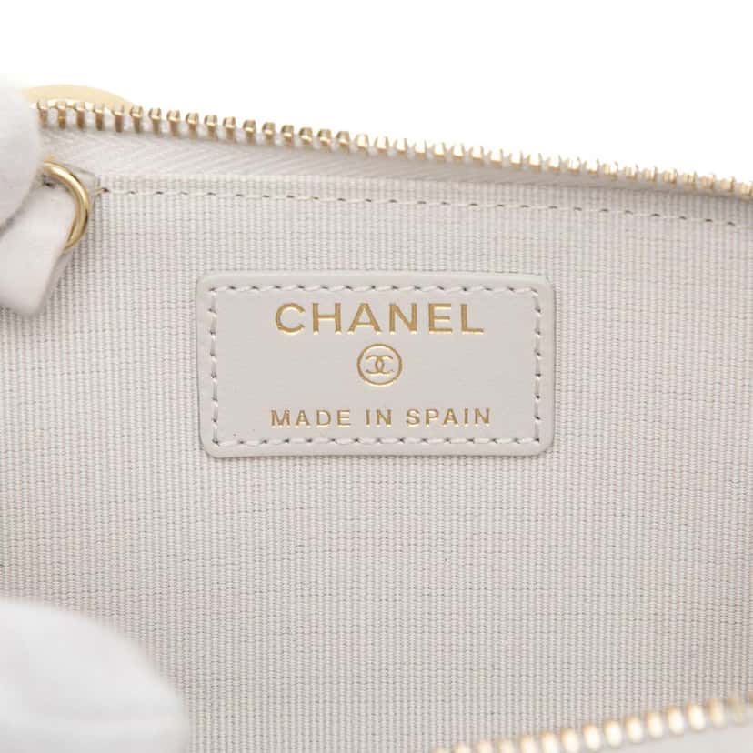 Chanel CC Quilted Caviar Zip Around Card Holder White Leather Very good condition - Box View