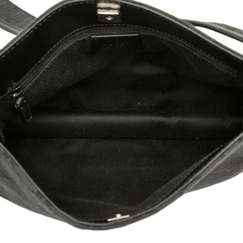 Gucci GG Canvas Crossbody Black Very good condition - Model View