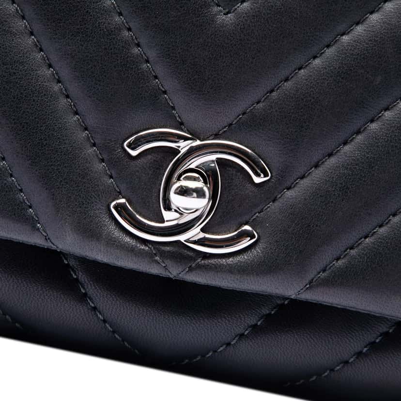 Chanel Medium Chevron Lambskin Surpique Flap Black Leather Very good condition - Box View
