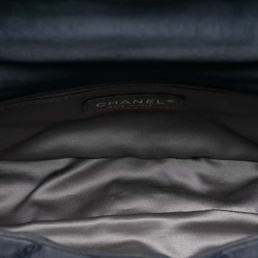 Chanel Medium CC Quilted Satin Single Flap Black Very good condition - Model View