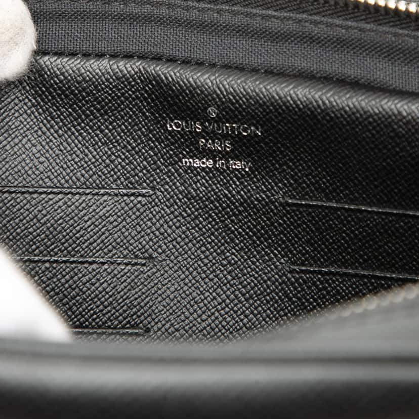 Louis Vuitton Taiga Neo Pavel Black Leather Very good condition - Box View