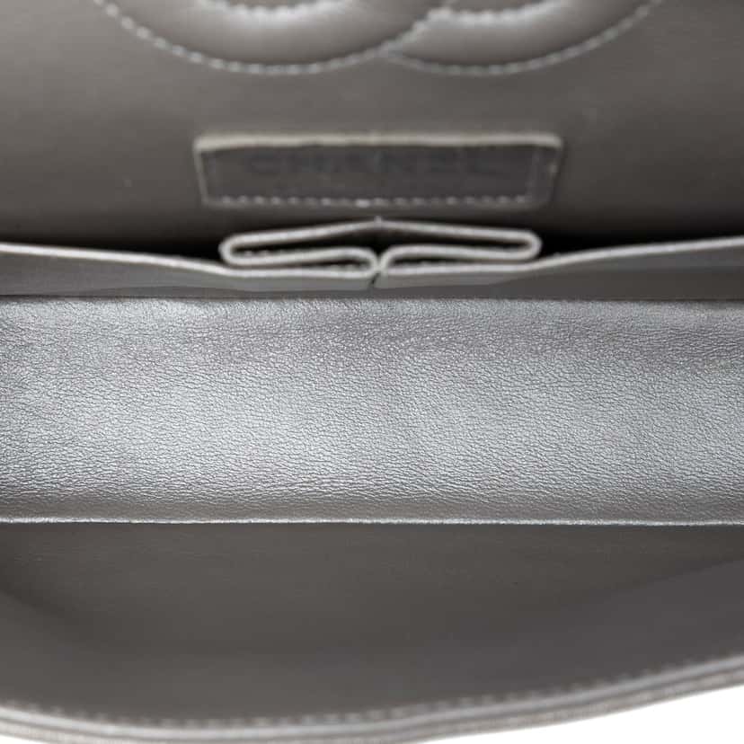 Chanel Medium Classic Chevron Iridescent Lambskin Double Flap Silver Leather Very good condition - Model View