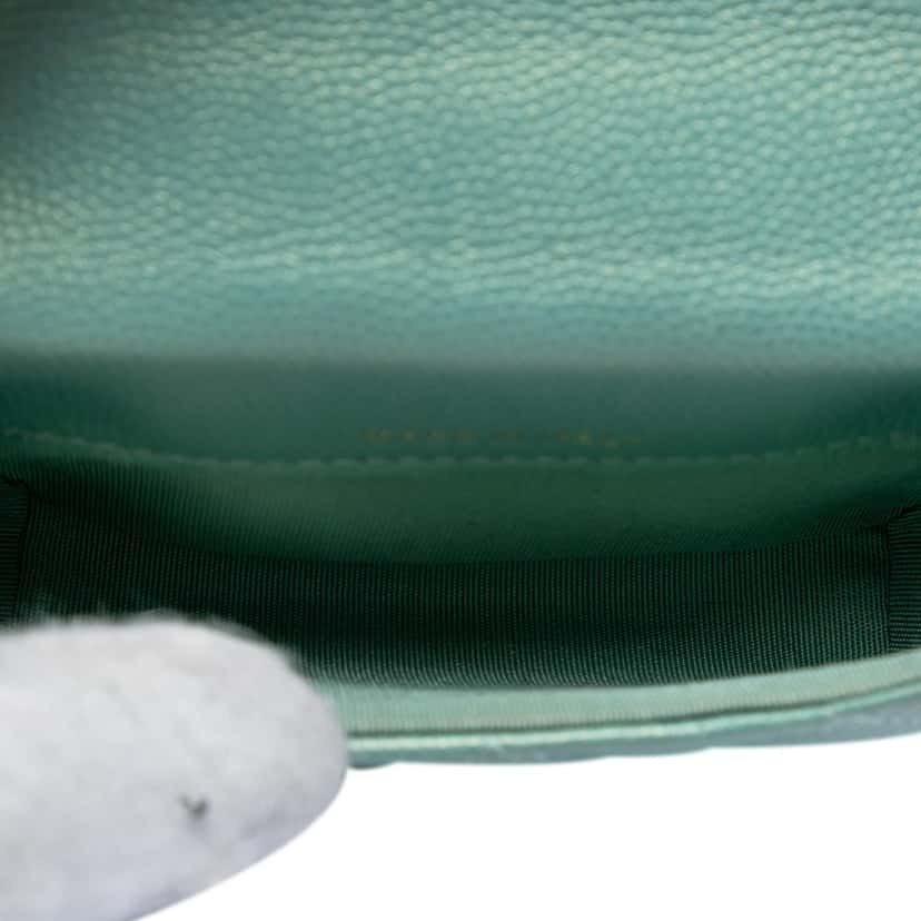 Chanel Iridescent Caviar Pearl On Top Coin Purse With Chain Green Leather Very good condition - Model View