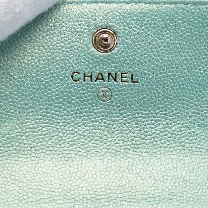 Chanel Iridescent Caviar Pearl On Top Coin Purse With Chain Green Leather Very good condition - Box View