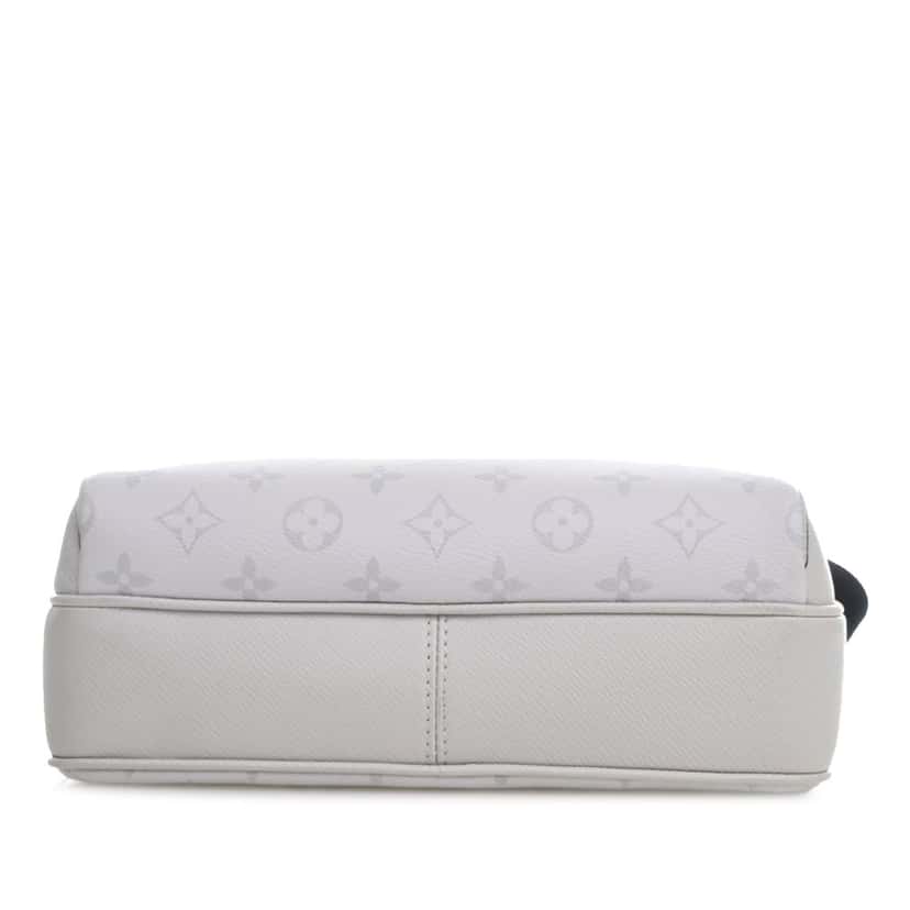 Louis Vuitton Monogram Taigarama Outdoor Messenger White Leather Very good condition - Inside View