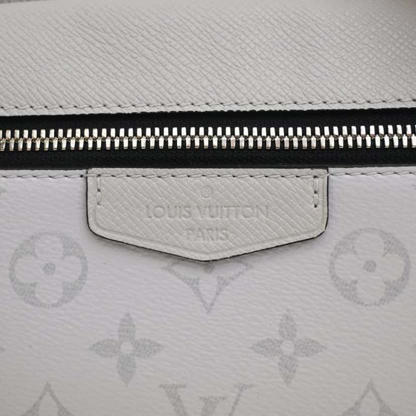Louis Vuitton Monogram Taigarama Outdoor Messenger White Leather Very good condition - Box View
