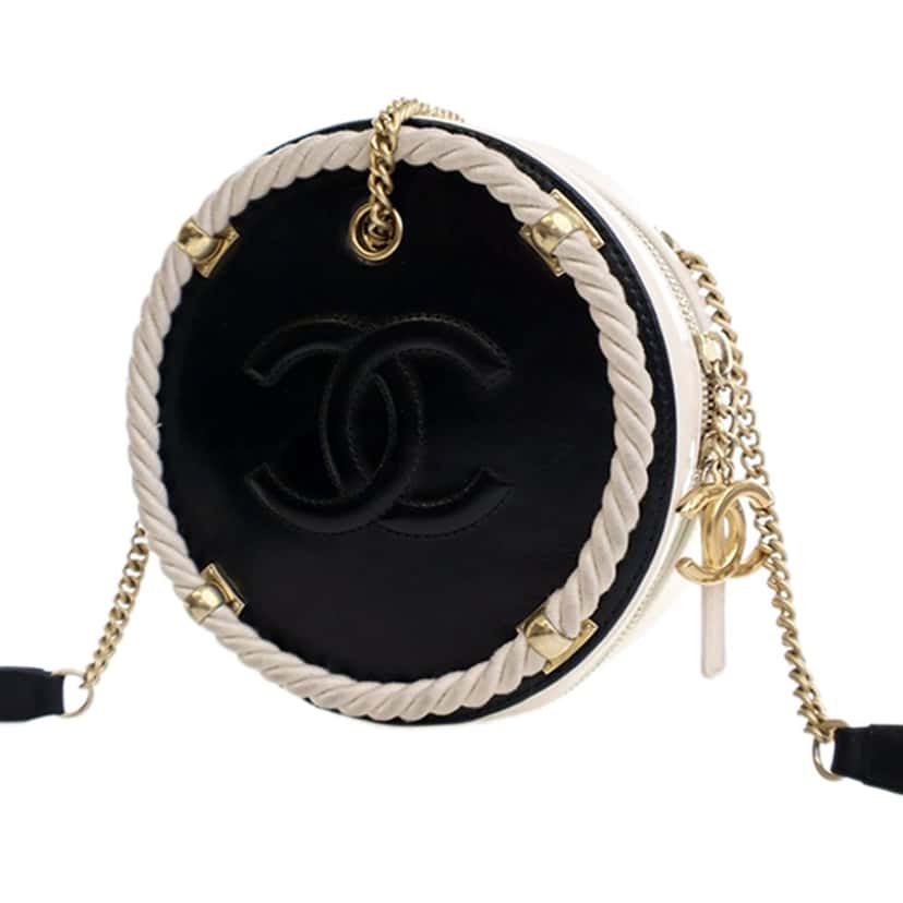 Chanel Crumpled Calfskin En Vogue Round Bag Black Leather Very good condition - Model View