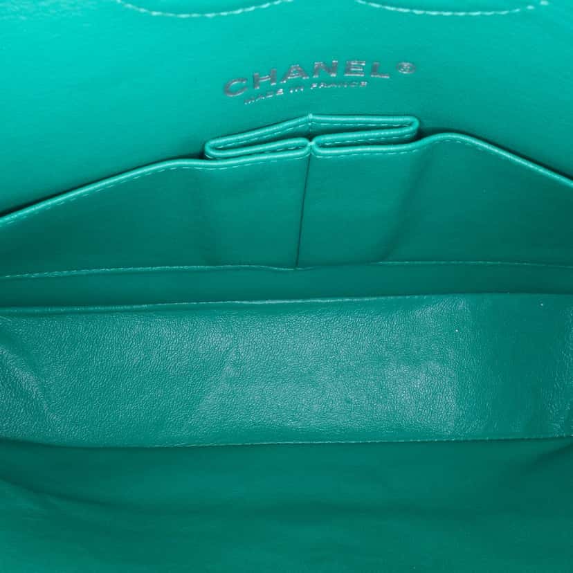 Chanel Medium Classic Jersey Double Flap Green Very good condition - Model View