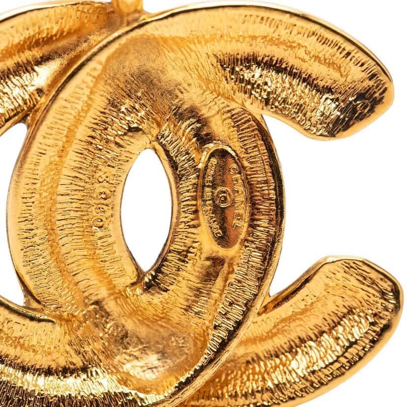 Chanel CC Gold Plated Quilted Pendant Necklace Gold Metal Very good condition - Model View