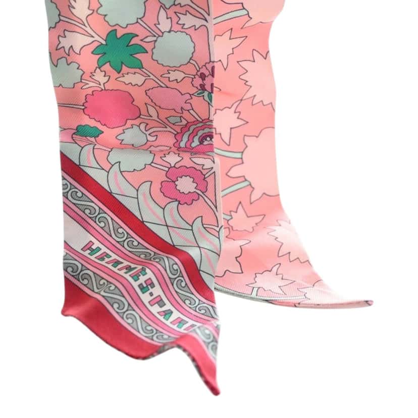 Hermès Tapis Persans Silk Twilly Scarf Pink Very good condition - Model View