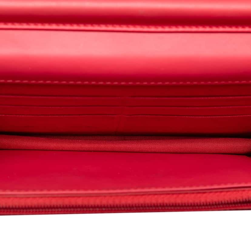 Chanel CC Patent Diamond Quilted Wallet On Chain Red Leather Very good condition - Model View
