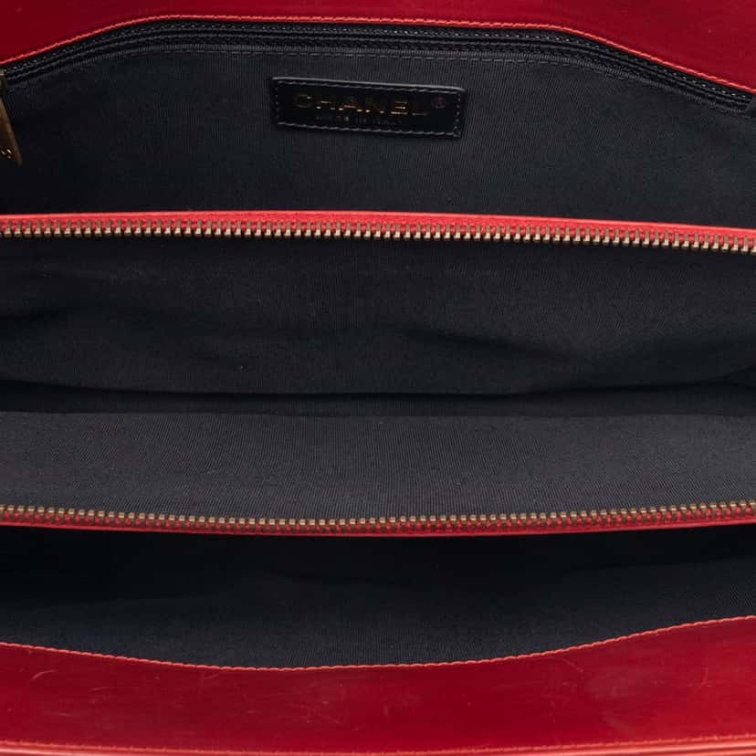 Chanel Small Calfskin Boy Jetsetter Shopping Tote Red Leather Very good condition - Model View