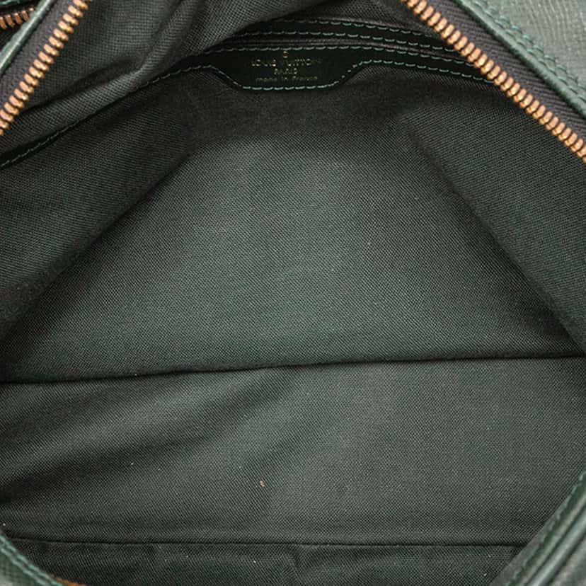 Louis Vuitton Taiga Reporter PM Green Leather Very good condition - Model View